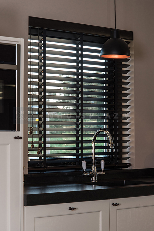 horizontale jaloezieen hout zwart houten jaloezie 50 mm op maat stel nu samen inhuis plaza horizontale jaloezieen hout zwart houten jaloezie 50 mm op maat stel nu samen inhuis plaza